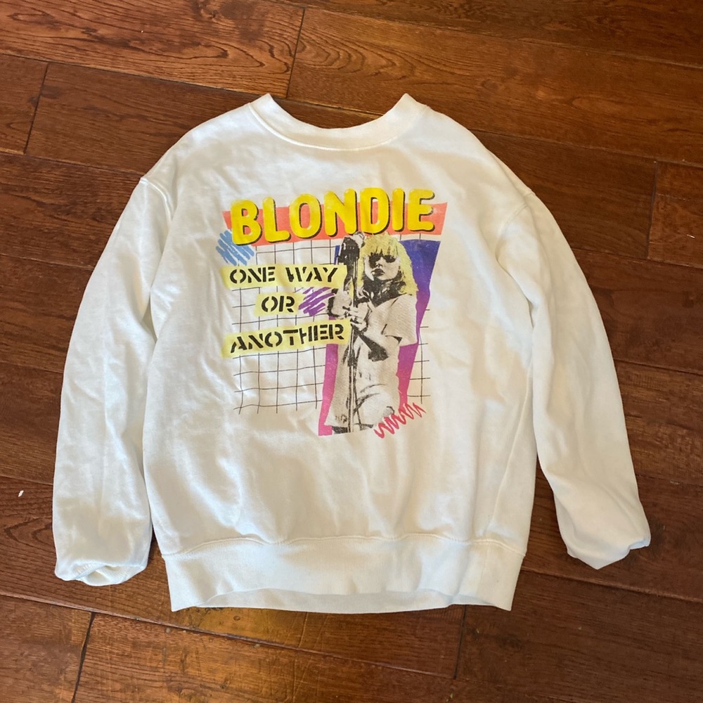 Super cute white long sleeve tee!